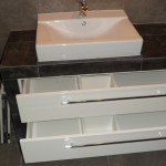 nowoczesna zabudowa umywalki, meble na wymiar łazienka, łazienka lakier wysoki połysk